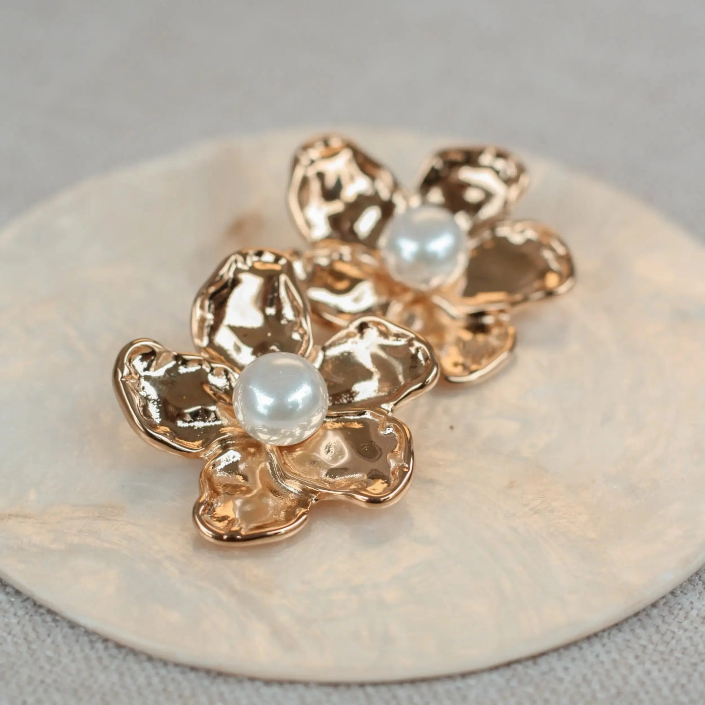 Big flower and pearl earstuds Vibestella